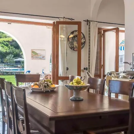 Sleeps 14 Pool Wifi Vibonati
